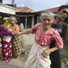 Indonesios evacuan la zona ante el peligro de tsunami.