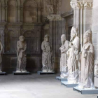 La secuencia del apeo de las 23 estatuas, el pórtico principal vacío de santos y las esculturas colocadas provisionalmente en el claustro de la Catedral.