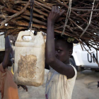 Una niña transporta leña en Sudán del Sur.