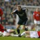 Zidane avanza con el balón controlado entre Solskjaer y Butt