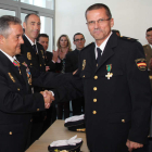 El comisario Martínez felicita a uno de los agentes reconocidos ayer.