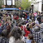 Los manifestantes, frente a la sede del PP en la calle Génova, momento antes de partir hacia la casa del ministro Gallardón.