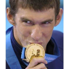 Phelps celebra en el podio haber ganado la medalla de oro en los 200 mariposa.