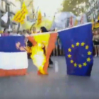 Quema de banderas en la manifestación de la Esquerra Independentista con motivo de la Diada.