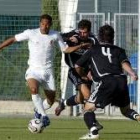 Addison, que en la imagen conduce el balón, es pretendido por el Real Murcia de Segunda División