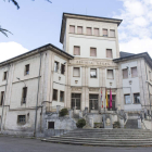 La falta de mantenimiento hace que la fachada del Colegio de Huérfanos Ferroviarios esté muy deteriorada. FERNANDO OTERO PERANDONES