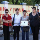 Mujeres, que entregarán la carta a la Reina, visitaron ayer a los mineros en huelga de hambre.