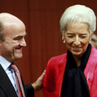 De Guindos y la directora del FMI, Lagarde, a su llegada a la reunión del Eurogrupo.