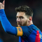Messi agradece su ánimo a los aficionados del Barça durante el partido de Copa contra la Real Sociedad, en enero del 2017.