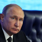 El presidente ruso Vladimir Putin durante una reunión con la plana mayor del ministerio de Defensa en el Centro Nacional de Control de la Defensa en Moscú.