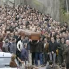 Seis amigos portan el féretro con el cadáver de José María Jiménez momentos antes de su entierro