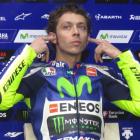 Rossi se aprieta los tapones en los oídos antes de ponerse el casco en Jerez
