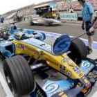 Fernando Alonso efectúa una parada en boxes durante los entrenamientos de ayer en Hungría