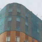 El edificio fue cubierto con tela metálica y dentro quedaron las palomas.