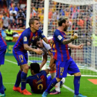 Messi celebra efusivamente el gol tras el lanzamiento de botellas que sufrieron en Mestalla los jugadores con el 2-3.