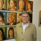 Modesto Llamas Gil, junto a una de sus series de retratos expuestos en Ármaga.