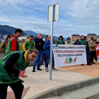 Operarios de la recogida de basura ayer en la protesta frente al alcalde. DL