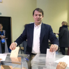 El presidente de la Junta de Castilla y León, Alfonso Fernández Mañueco, vota en Salamanca