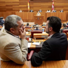 Pedro Pascual (Por Ávila) y Luis Tudanca (PSOE), conversan en el pleno de las Cortes de CyL. LETICIA PÉREZ