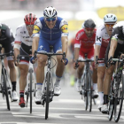 El ciclista alemán del equipo Quick Step Floors Marcel Kittel (c), llega vencedor a la meta durante la séptima etapa del Tour de Francia, en un carrera de 213.5 km entre las localidades de Troyes y Nuits-Saint-Georges (Francia).