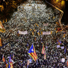 Vista general de la manifestación convocada por la ANC y Ómnium en Barcelona para exigir la libertad de los dirigentes independentistas encarcelados. ALBERTO ESTÉVEZ