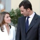 El príncipe de Asturias charla con su prometida, Letizia Ortiz, durante la pedida de mano