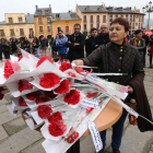 En Ponferrada se hizo una ofrenda de claveles.