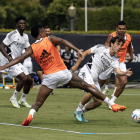 Alvaro Odriozola (C) en un entrenamiento. ETIENNE LAURENT