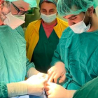 El jefe de Dermatología del Hospital de León, Manuel Ángel Rodríguez Prieto, a la izquierda, opera un cáncer de piel junto a su equipo. DL