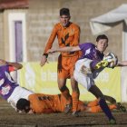 El bañezano Ramón remata un balón en acrobática postura.