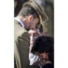 El príncipe da el pésame a las familias de las víctimas.