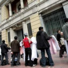 Vendedores ambulantes, a las puertas de la sede central del Banco de Grecia.