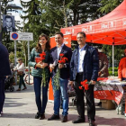 Andrea Fernández, Javier Alfonso Cendón y Salvador Vidal, ante la caseta del PSOE en el rastro. DL