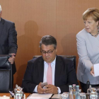 El ministro de Exteriores alemán, Frank-Walter Steinmeier (i), el ministro alemán de Economía, Sigmar Gabriel (c), y la canciller alemana, Angela Merkel (d), a su llegada a una reunión semanal del gabinete.