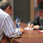 Guy Roque firma uno de los ejemplares de su libro, tras la presentación.