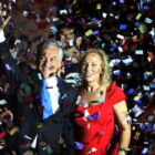 El candidato Sebastián Piñera celebra junto a su mujer la victoria en los comicios.