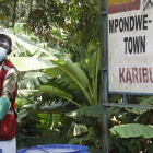 Un trabajador se sanea en Mpondwe, ciudad de Uganda fronteriza con la República Democrática del Congo.
