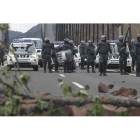 Piedras de la ladera de la montaña y ramas sirvieron a los manifestantes para cortar el tráfico en la autopista León Campomanes, en el puente Fernández Casado.