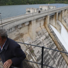 Al embalse del Luna se le escapan las reservas; rebosa y la CHD suelta agua para evitar un mal mayor