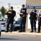 Refuerzo de la seguridad 8 Policías franceses en un campus de verano cerca de París, el martes.