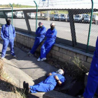 Un grupo de mineros encapuchados se apostó ayer frente a la terminal de camiones de La Lomba, para impedir su actividad.