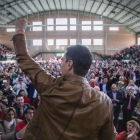 Pedro Sanchez saluda a los simpatizantes socialistas en el pabellon deportivo de Burjassot (Valencia).