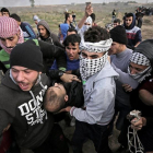 Manifestantes palestinos portan el cuerpo sin vida de Yasser Sokar, en la franja de Gaza.