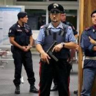 Un grupo de carabinieri vigilan el aeropuerto italiano de Brindisi