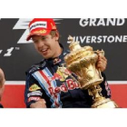 El alemán Sebastian Vettel recoge el trofeo de manos del Duque de Kent