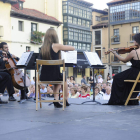 El cuarteto de cuerda de la Joven Orquesta Provincial de Málaga, durante la actuación de ayer en la plaza San Marcelo.