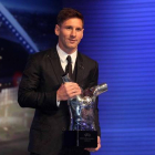 Messi, con el premio de mejor jugador de la UEFA.