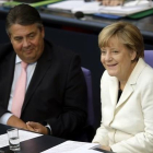Angela Merkel, junto a su vicecanciller y líder del SPD, Sigmar Gabriel, en el Bundestag.