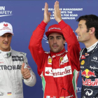Fernando Alonso (c) celebra la pole seguido de Mark Webber (d) y en tercer lugar, Michael Schumacher (i).