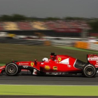 El piloto de Ferrari de Alemania Sebastian Vettel , conduce su coche durante la segunda sesión de entrenosen el Gran Premio de España de Fórmula Uno en el circuito de Barcelona Catalunya en Montmeló viernes , 8 de mayo de 2015.